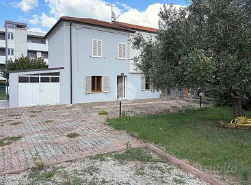 CASA SEMINDIPENDENTE A FANO