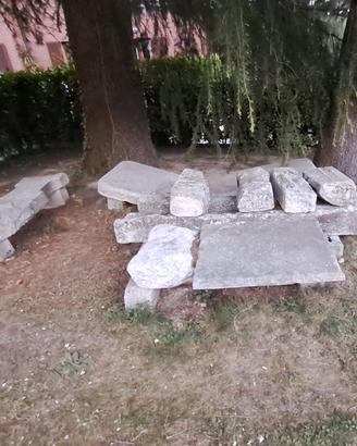 tavolo e panche  in beola grigia