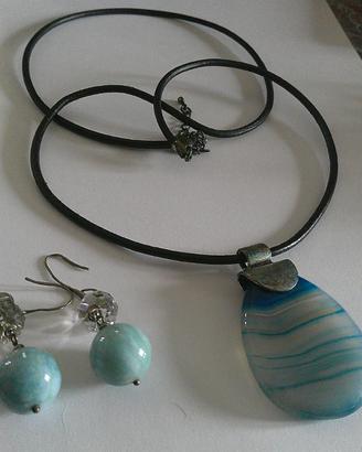 Collana con ciondolo in vetro colorato ed orecchin