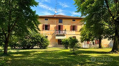 BIFAMILIARE CON 3.500 MQ DI GIARDINO E AMPIO FENIL