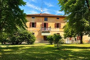 BIFAMILIARE CON 3.500 MQ DI GIARDINO E AMPIO FENIL