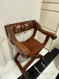 Rara Sedia Savonarola in legno intagliato.