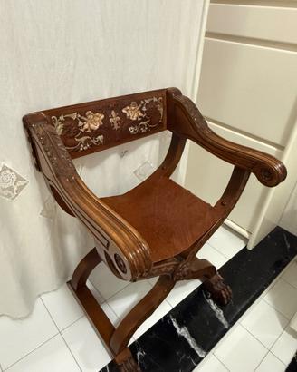 Rara Sedia Savonarola in legno intagliato.