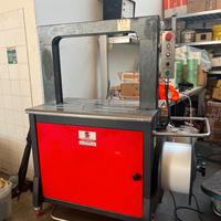 Reggiatrice automatica con operatore