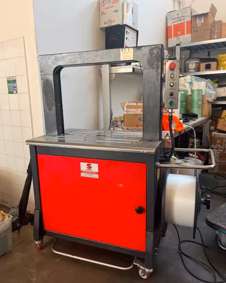 Reggiatrice automatica con operatore