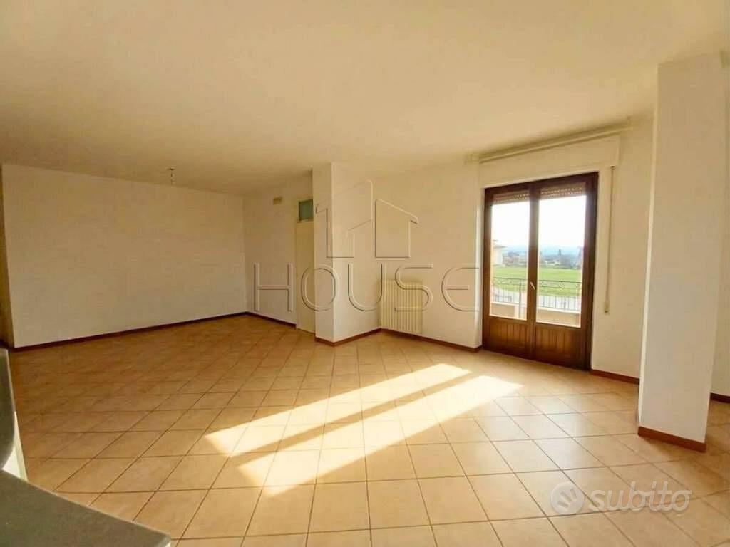 Appartamento di 150 m² con più di 5 locali e box a - Vista 2