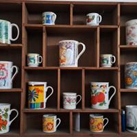 Espositore in legno con tazze