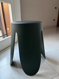 Coppia di sgabelli in polipropilene verde.