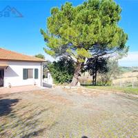 Casa indipendente con vista e ampia corte sulle co