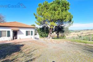 Casa indipendente con vista e ampia corte sulle co