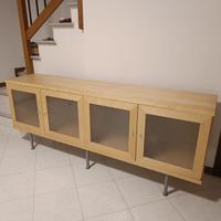 Credenza IKEA con ante e ripiani in vetro