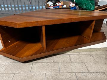 Angolo in legno porta tv