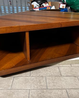 Angolo in legno porta tv
