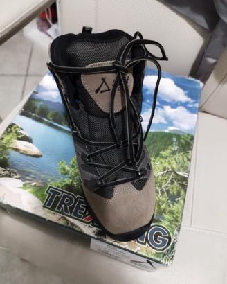 Scarponcini da trekking nuovi 