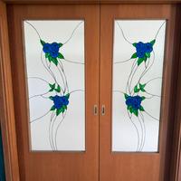 Porta scorrevole doppia in legno con vetri