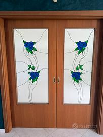 Porta scorrevole doppia in legno con vetri