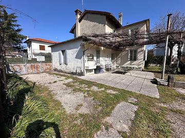 CASA INDIPENDENTE CON AMPIO GIARDINO