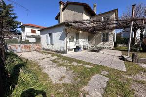 CASA INDIPENDENTE CON AMPIO GIARDINO