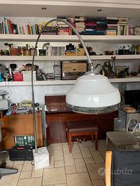 Lampada ad arco di Harvey Guzzini per Laurel Light