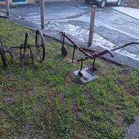 Attrezzi agricoli antichi per allestimento giardin