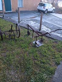 Attrezzi agricoli antichi per allestimento giardin