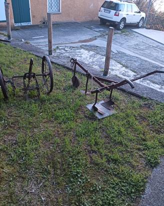 Attrezzi agricoli antichi per allestimento giardin