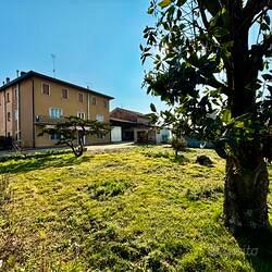 Porzione di bifamiliare di ampie dimensioni con sc