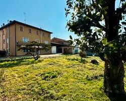 Porzione di bifamiliare di ampie dimensioni con sc