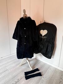 Cappotto in pelliccia blu con manicotti in lana