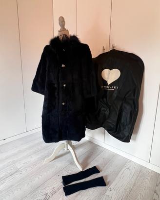 Cappotto in pelliccia blu con manicotti in lana