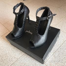 Scarpa nera con tacco a stiletto