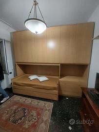 Armadio a ponte con 2 letti e materassi