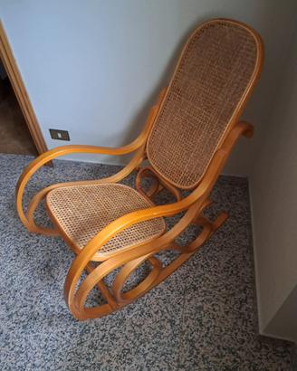 Dondolo vintage in legno  e paglia