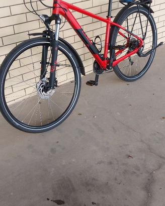 Bicicletta marca CUBE modello Trekking