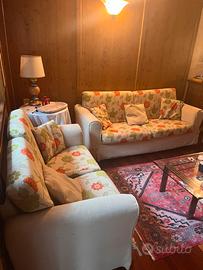 Divani con cuscini e puffo