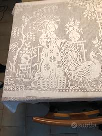 Tovaglia fatta a Filet all’uncinetto