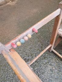 Antico seggiolone da bambini