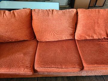 Divano angolare in tessuto rosso mattone/terracott