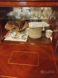 Mobile bar stile antico in legno con rifiniture