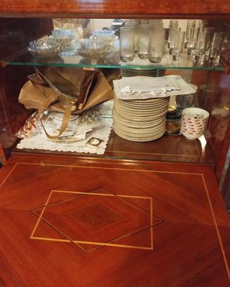 Mobile bar stile antico in legno con rifiniture