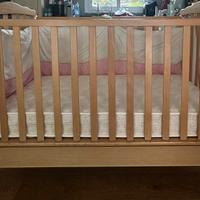 Lettino in legno massello con materasso