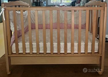 Lettino in legno massello con materasso