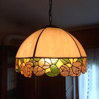 Lampadario in stile Tiffany con inserti floreali.