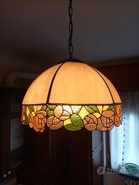 Lampadario in stile Tiffany con inserti floreali.