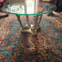 Tavolo rotondo in vetro con base decorativa stile