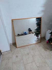 specchio con cornice in legno ciliegio