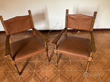 2 sedie in legno con seduta e schienale in pelle