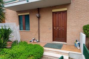 Villetta a schiera recente con giardino e garage