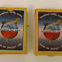 Vintage mazzi carte gioco biondini sulla terra