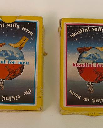 Vintage mazzi carte gioco biondini sulla terra